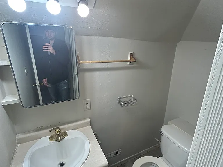 1118 W 8th St #4 — Photo 6