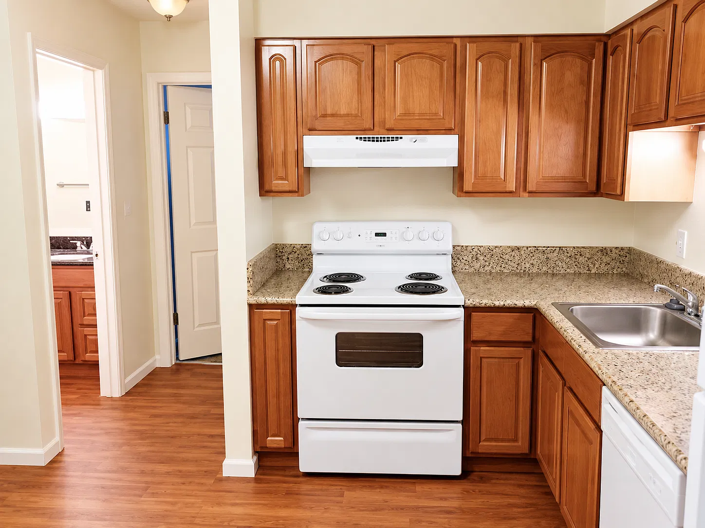 2 bed, 1.0 bath, 800 sqft, $1,340 — Photo 2