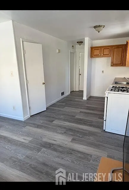 2 bed, 1.0 bath, $2,000 — Photo 3