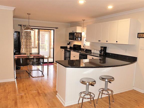 2nd image of 204 Twin Oaks Ln