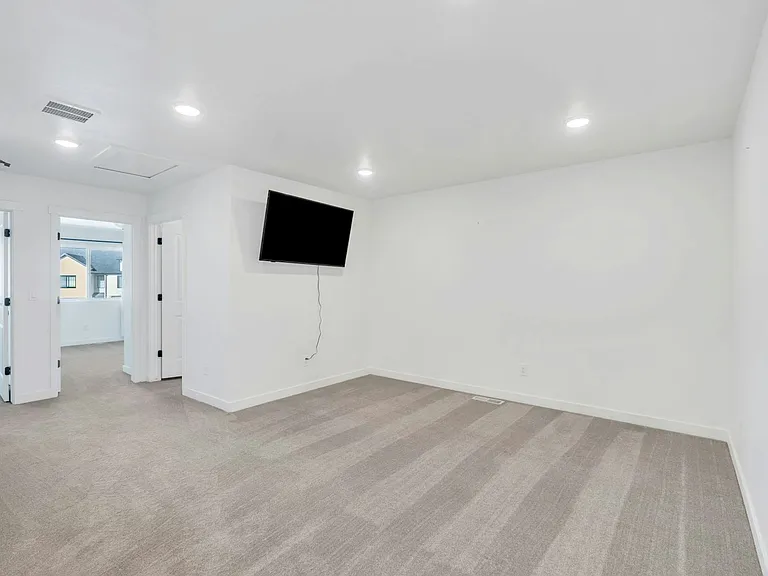 923 S 950 W — Photo 21