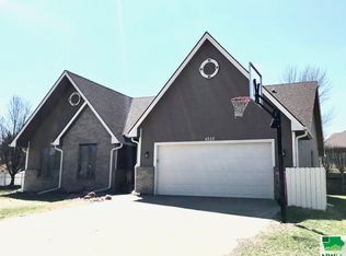 4822 Meadowlark Ln, Sioux City, IA 51106