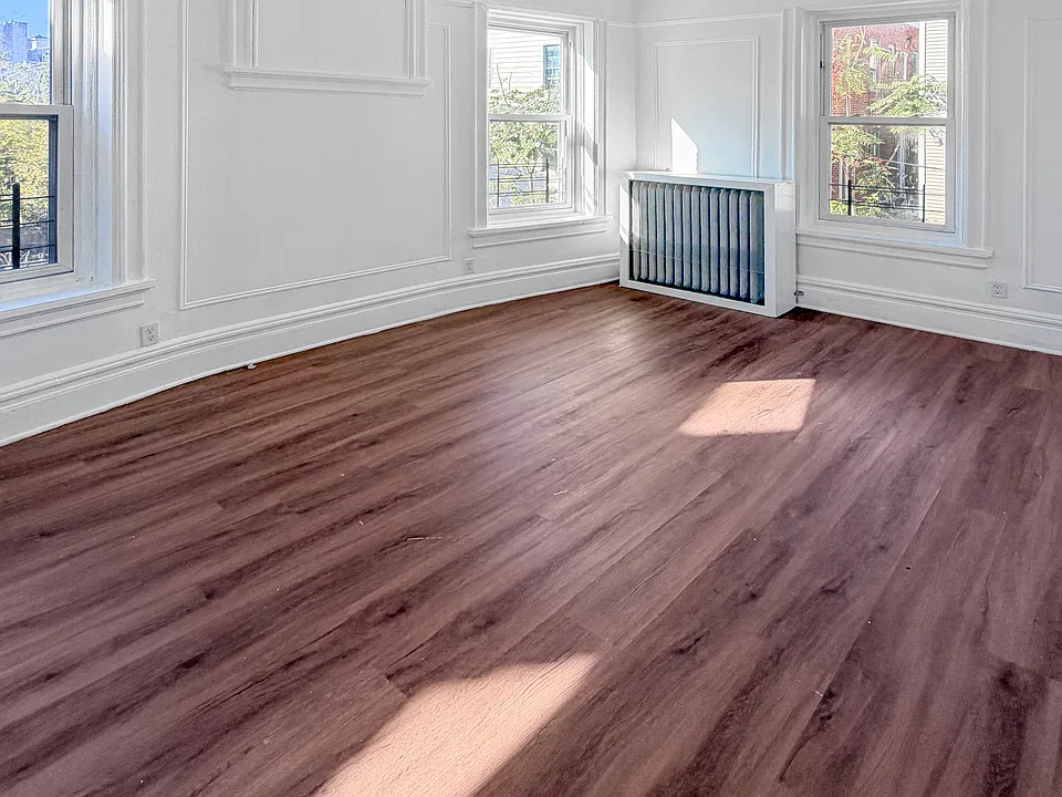 MASTER BEDROOM (UN-STAGED)