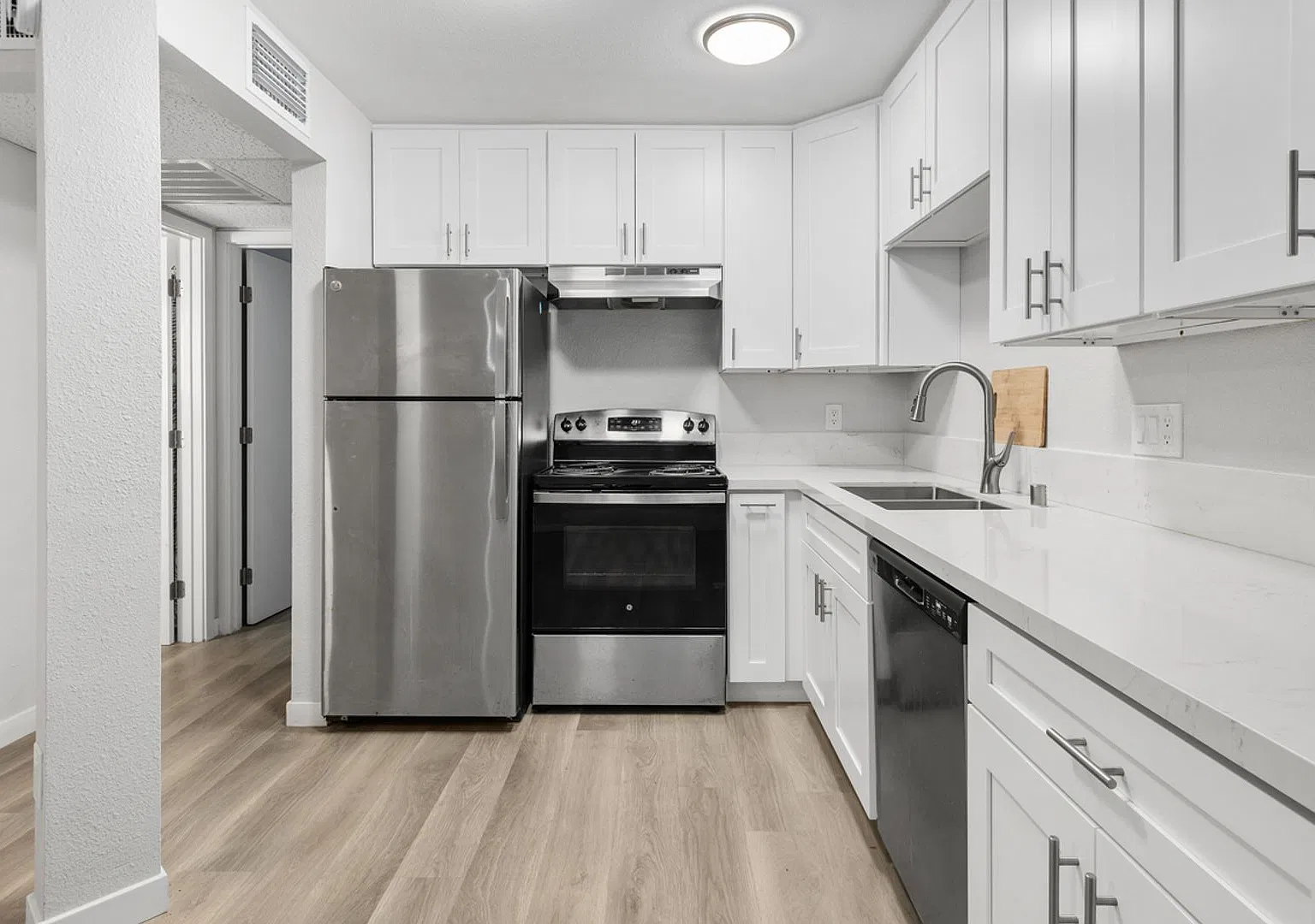 City Heights Lovely Renovated One Bedroom Downstairs. — Photo 4