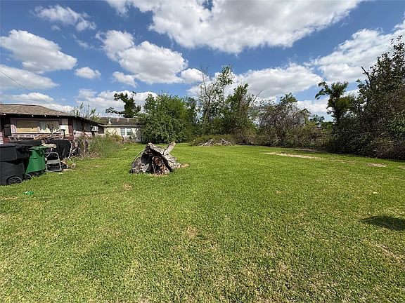 2nd image of 6020 Wipprecht St