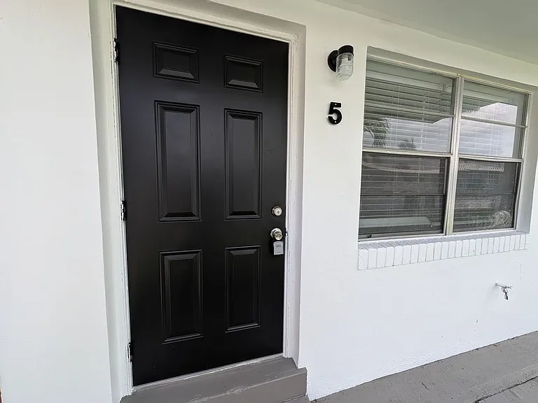 2111 Roosevelt St — Photo 2