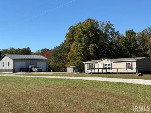 8205 E Sycamore Rd, Bloomfield, IN 47424