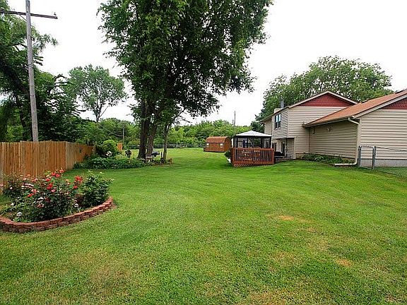 Spacious back yard w / fence