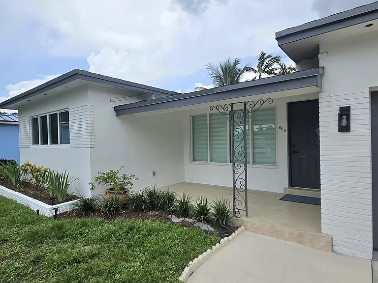 806 N 31st Ct — Photo 3