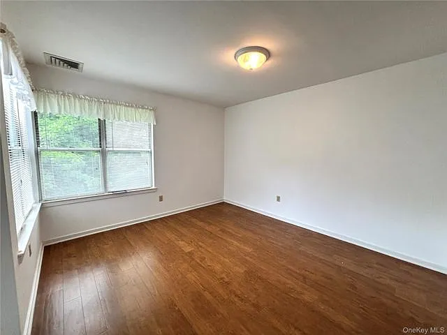 504 Continental Dr — Photo 8