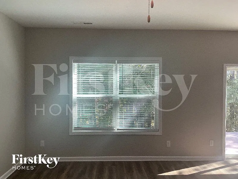 4 bed, 2.5 bath, 2236 sqft, $2,395 — Photo 2