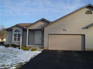 1411 Surrey Pointe SE, Howland, OH
