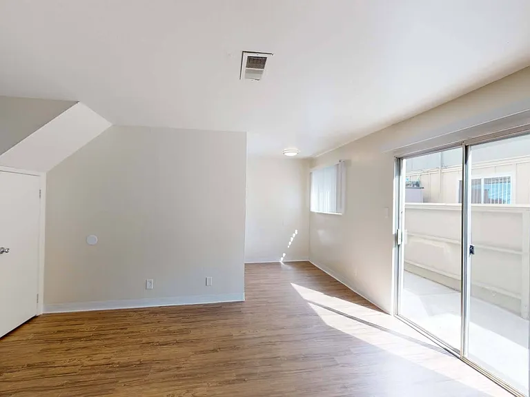 Bay Terrace — Photo 32