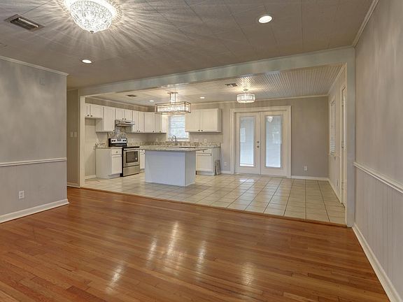 5th image of 210 Live Oak Dr