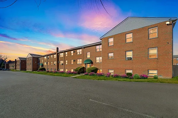 Walnut Chestnut Apartments — Photo 3