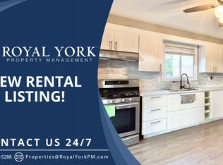 200 Woodhaven Pl #1, Hamilton, ON L8W3B1