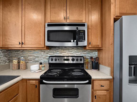 4th image of 225 Burt Street #3