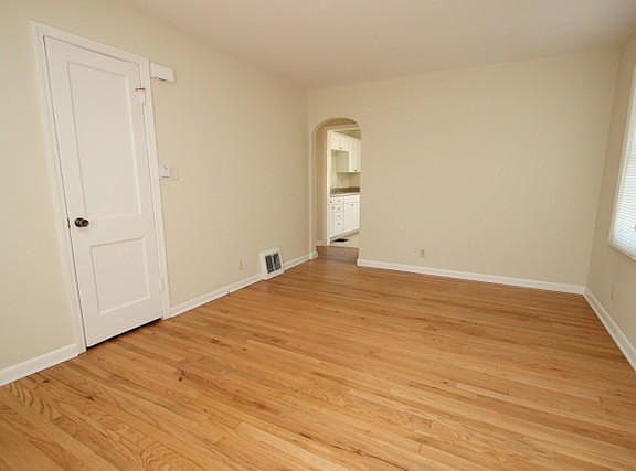 5th image of 3126 E Ave