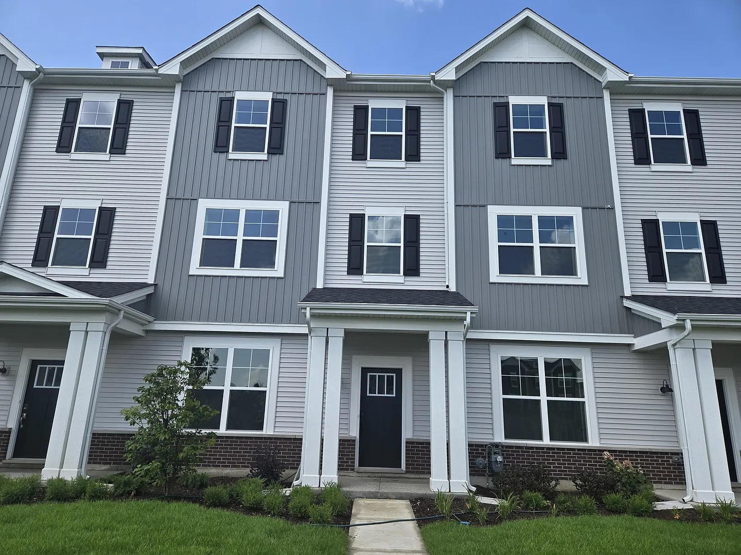 3 bed, 2.5 bath, 2104 sqft, $3,300 — Photo 1