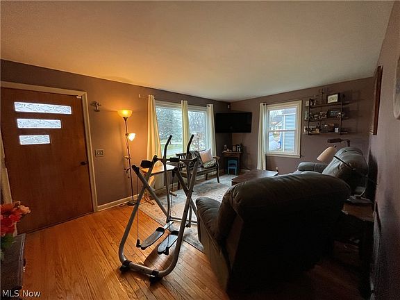 2nd image of 809 Lakeview Ave NW