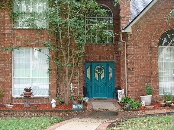 2nd image of 1004 Foxwood Ln
