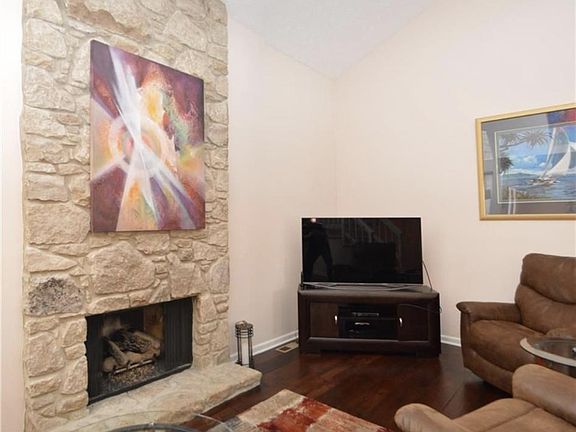 3rd image of 4692 Shireton Ct