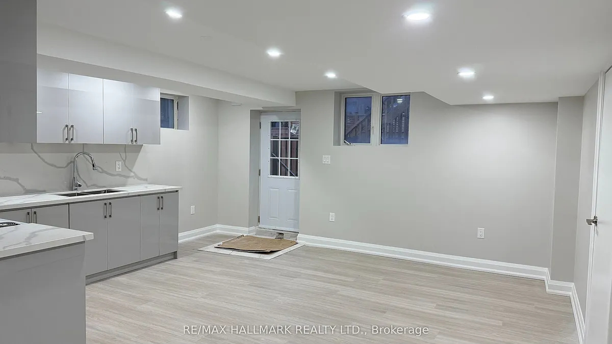 Building Photo - Avanti Cres
