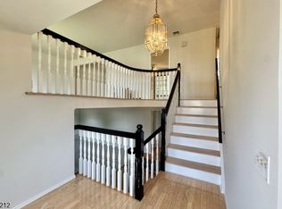 30 Tanglewood Dr, East Hanover Twp., NJ 07936