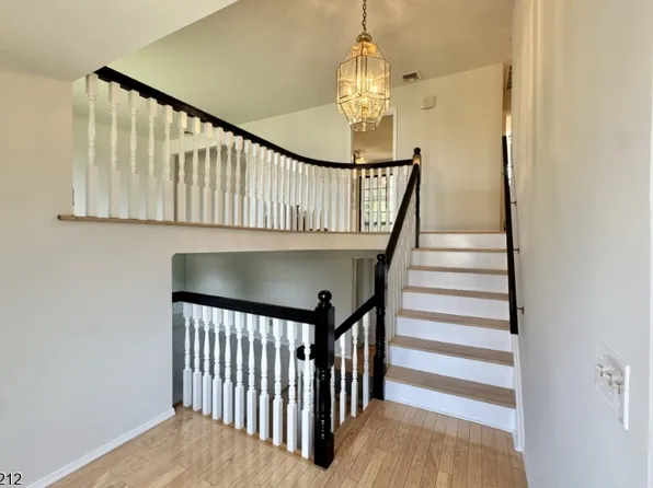 30 Tanglewood Dr, East Hanover Twp., NJ 07936