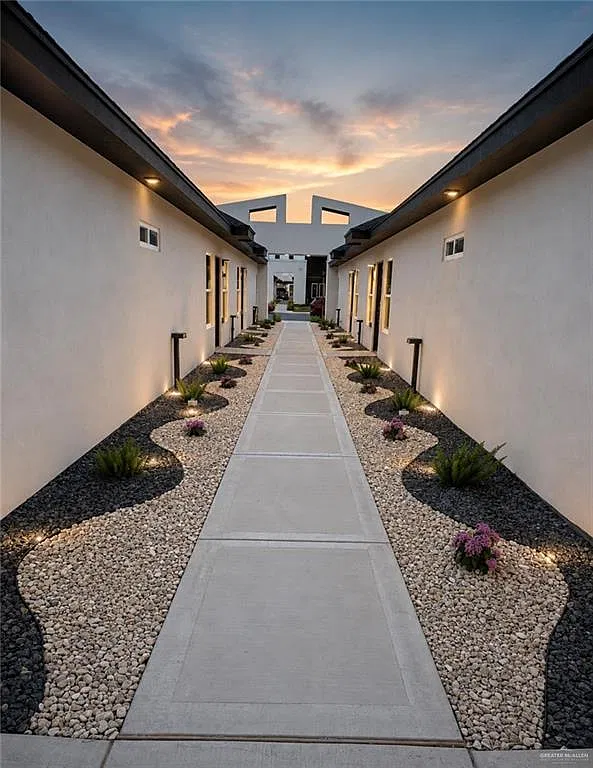 2 bed, 2.0 bath, 909 sqft, $1,200 — Photo 2
