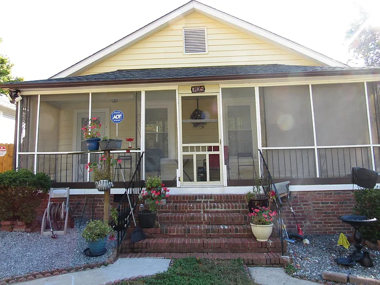 705 W Markham Ave #B — Photo 1