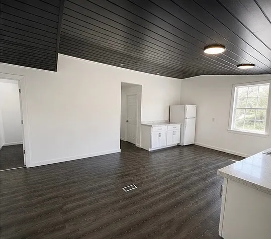 Building Photo - 5870 Villa Ave