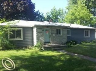 22215 Cedar St, Saint Clair Shores, MI 48081