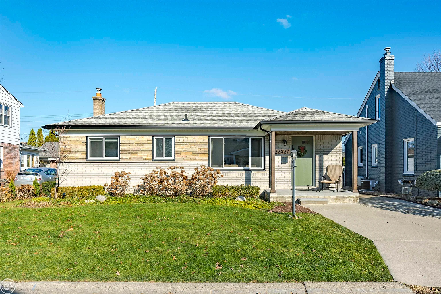 22427 Pointe Dr photo 1