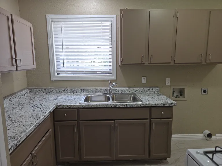 613 Jardin Dr — Photo 3