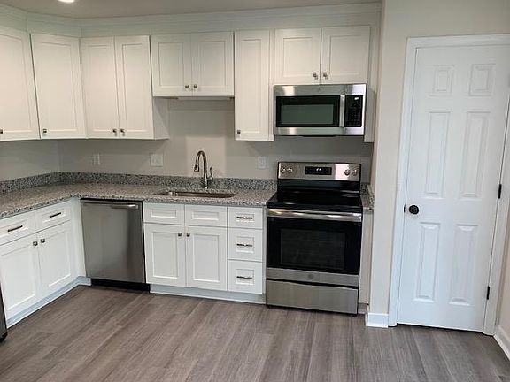 Eat-in kitchen, granite, all appliances, pantry