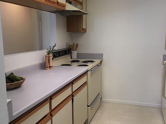 4th image of 1025 Southwood Dr APT S
