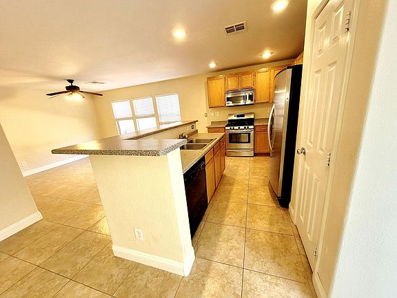 4th image of 513 Taunton St