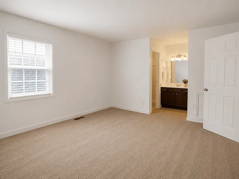 Hamilton Square Apartments — Photo 6