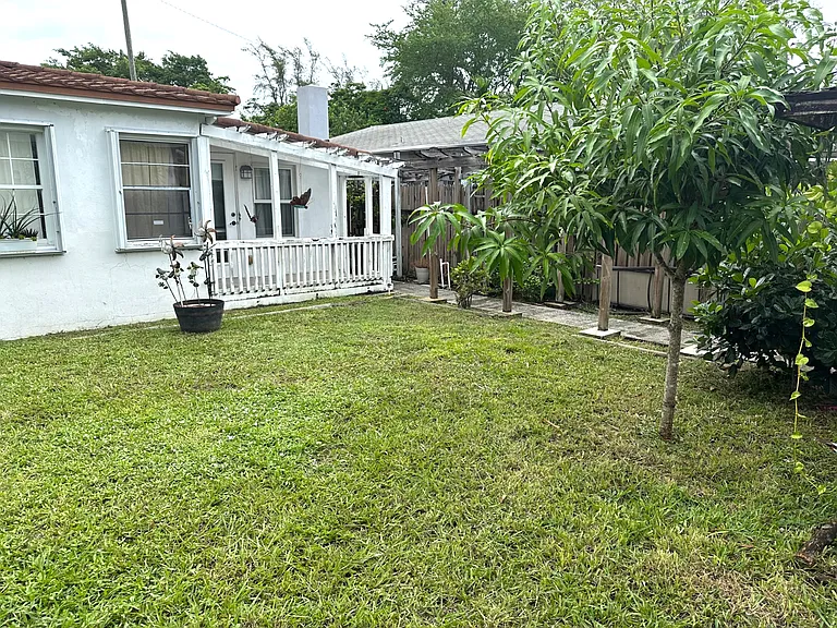 31 SW 10th St — Photo 1