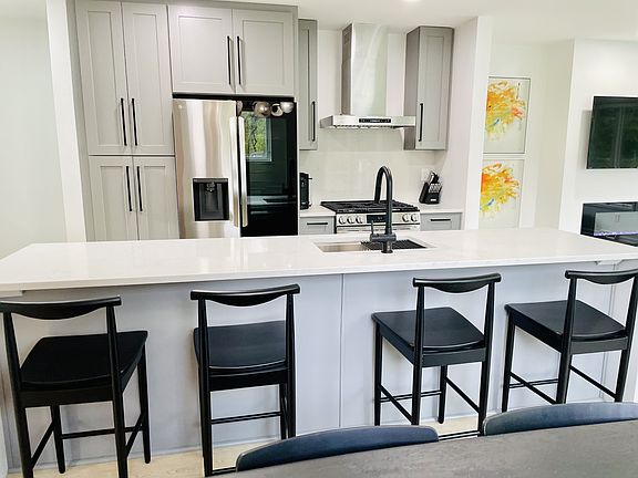 5th image of 323 Gross St