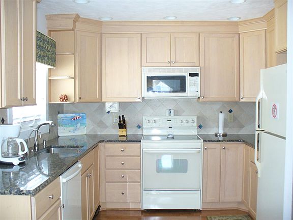 5th image of 223 38th St #West
