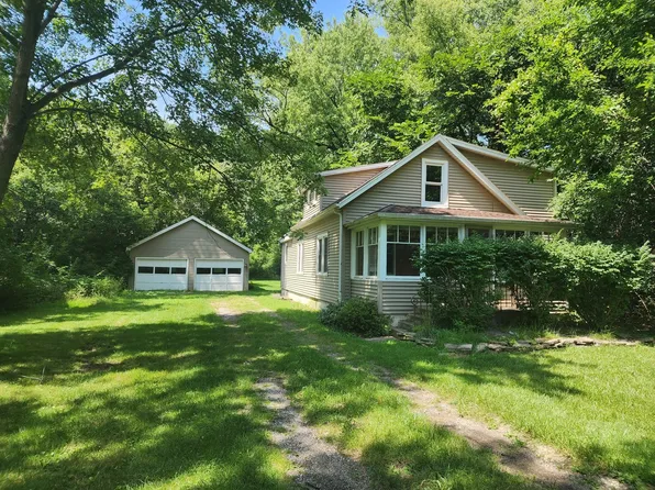 8415 Hickory Nut Grove Rd, Cary, IL 60013