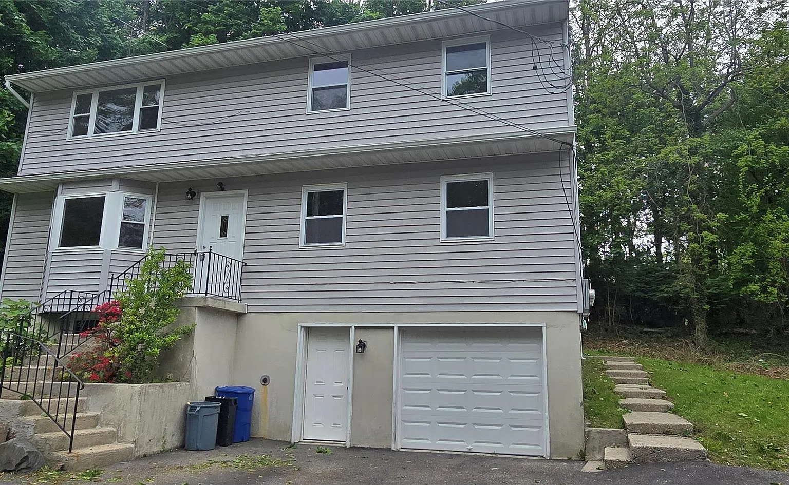 3 bed, 1.0 bath, 1400 sqft, $3,350 — Photo 1