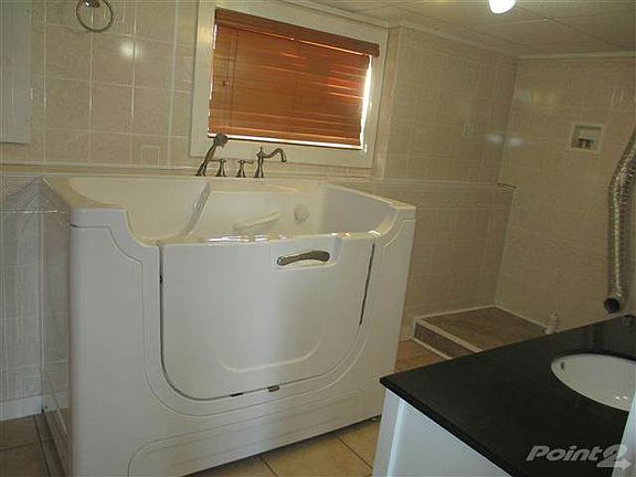 Main floor bath w/step in!