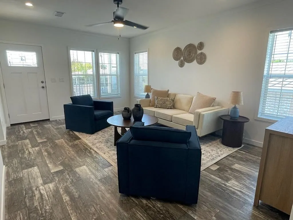 3 bed, 2.0 bath, 1564 sqft, $1,649 — Photo 2