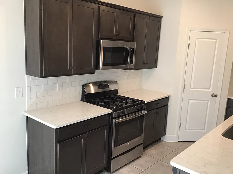 31 Hiller Ln — Photo 3