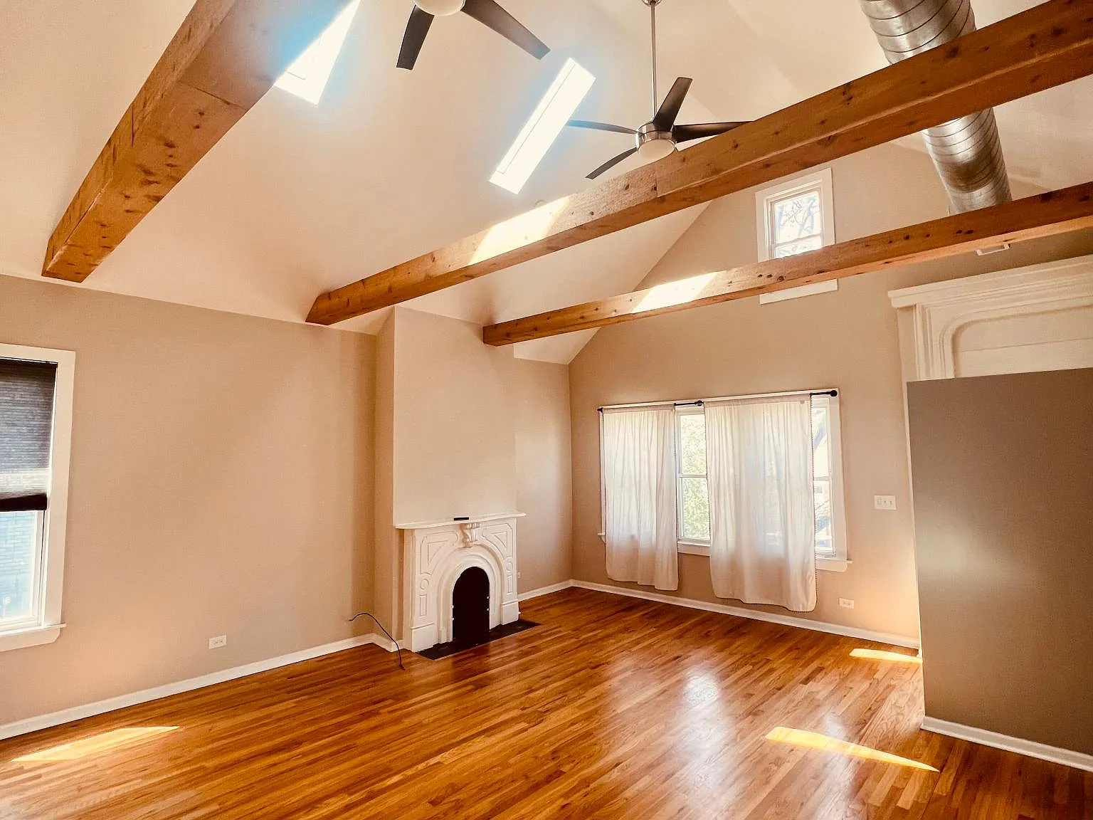 3 bed, 1.5 bath, 1400 sqft, $2,495 — Photo 2