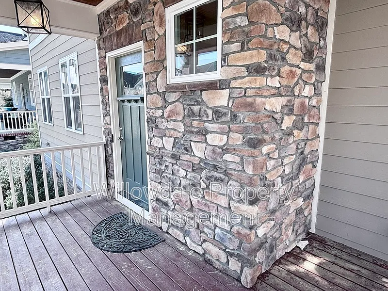 Building Photo - 1863 Lake Glen Dr