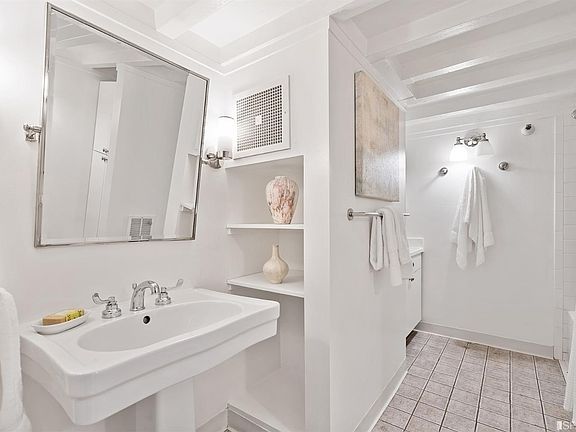 5th image of 601 4th St Unit 326